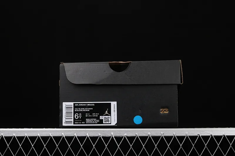 All categories Air Jordan Jordan series basketball shoes Air Jordan 1 Mid Air Jordan 1 Mid AJ1 Joe 1 snowflake ice blue color mid-top basketball shoes 555112-400